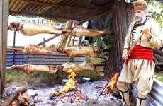 Старите българи знаят как се пече най-ароматното и крехко агнешко